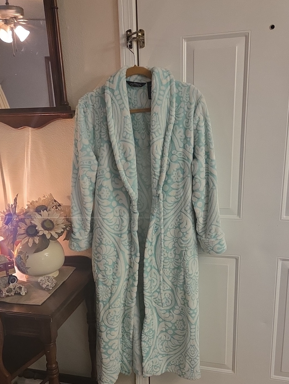 Noire Jasmine Rose Plush Shawl-Collar Robe in Aqua Paisley Sz M